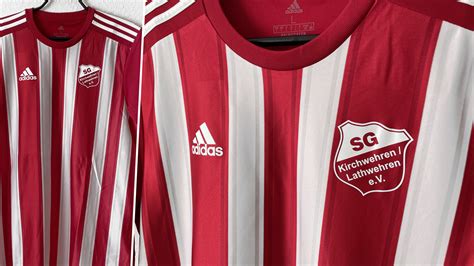 rot gestreiftes adidas trikot